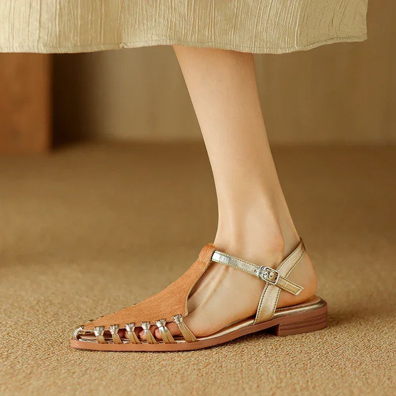 סנדלי עור יוקרתיים מאיטליה בגימור פרוותי שיקי ללוק היסטרי שלך לעונה