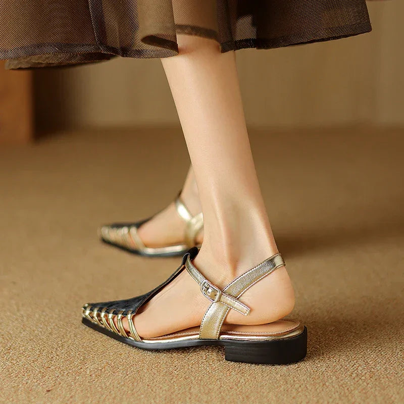 סנדלי עור יוקרתיים מאיטליה בגימור פרוותי שיקי ללוק היסטרי שלך לעונה