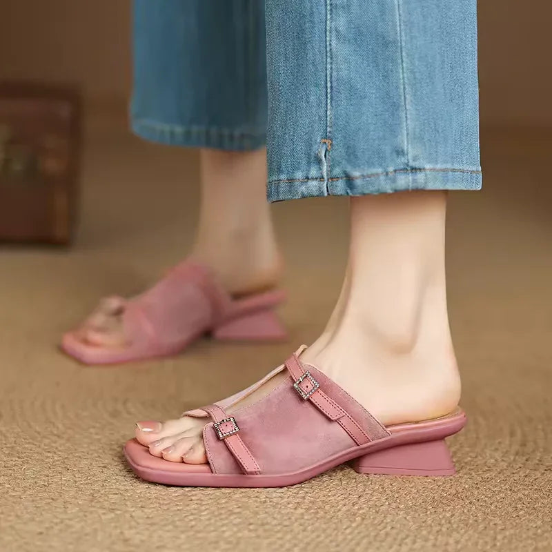 סנדל עקב נמוך בגימור רצועות עדינות למראה נשי יוקרתי וללוק מהפנט