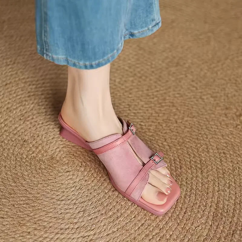 סנדל עקב נמוך בגימור רצועות עדינות למראה נשי יוקרתי וללוק מהפנט