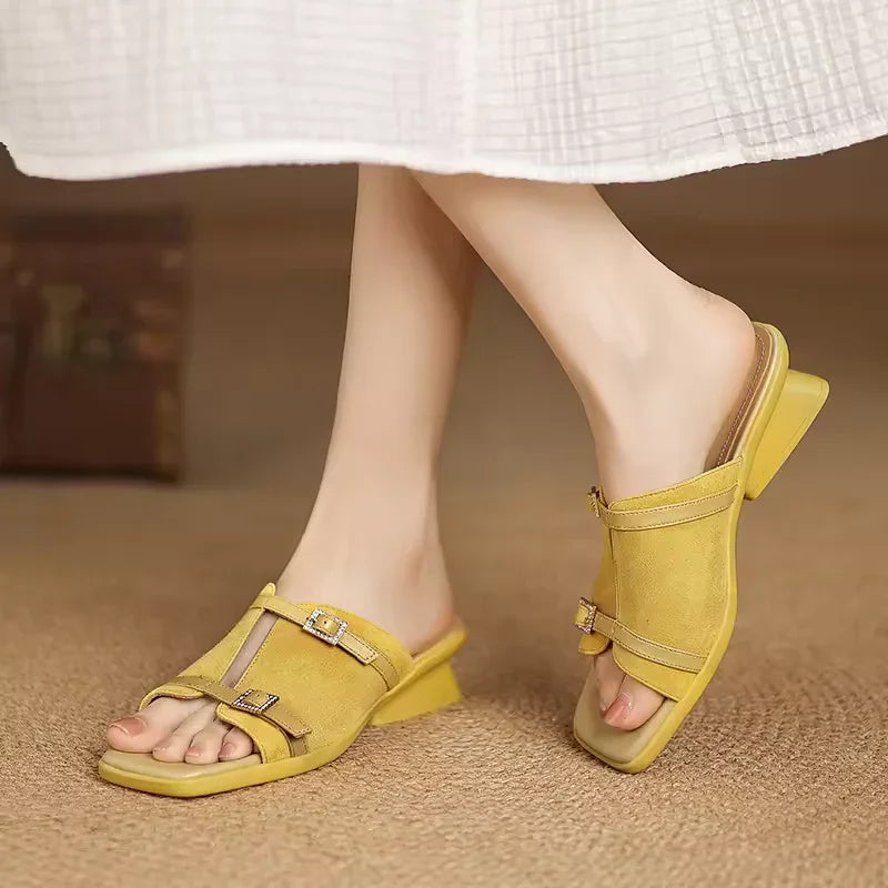 סנדל עקב נמוך בגימור רצועות עדינות למראה נשי יוקרתי וללוק מהפנט