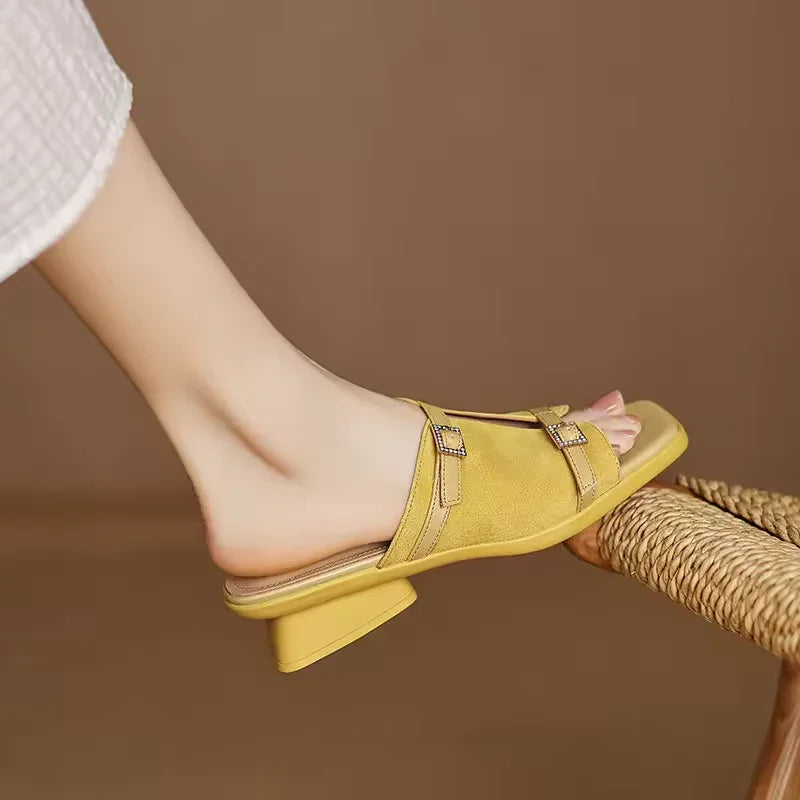 סנדל עקב נמוך בגימור רצועות עדינות למראה נשי יוקרתי וללוק מהפנט