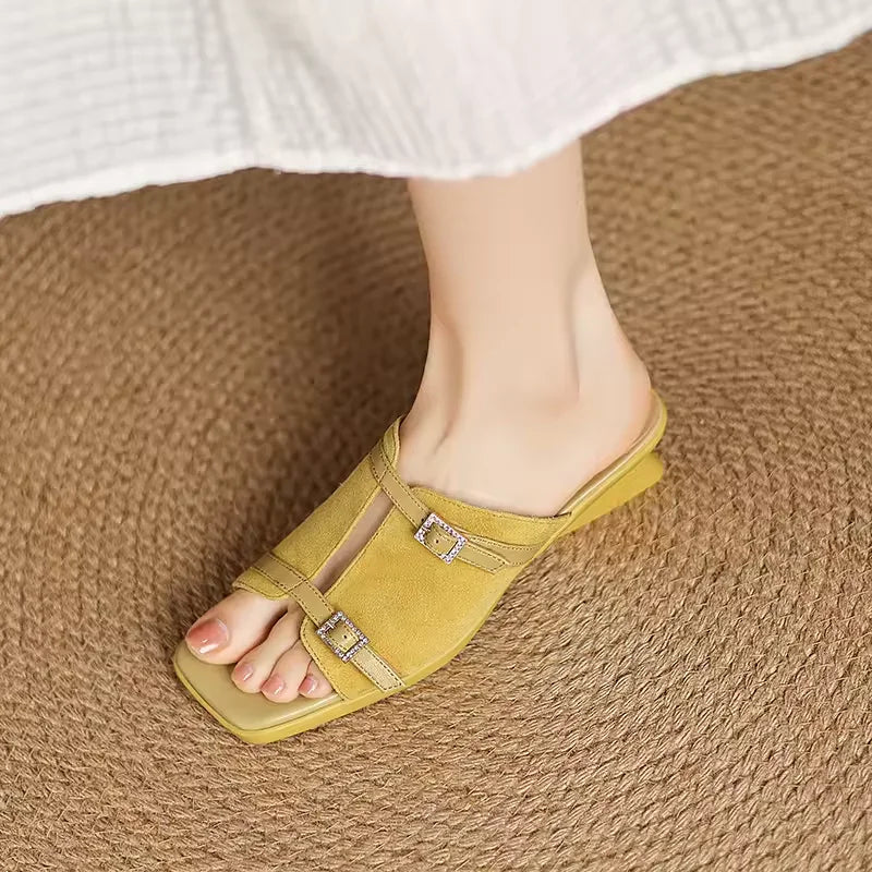 סנדל עקב נמוך בגימור רצועות עדינות למראה נשי יוקרתי וללוק מהפנט