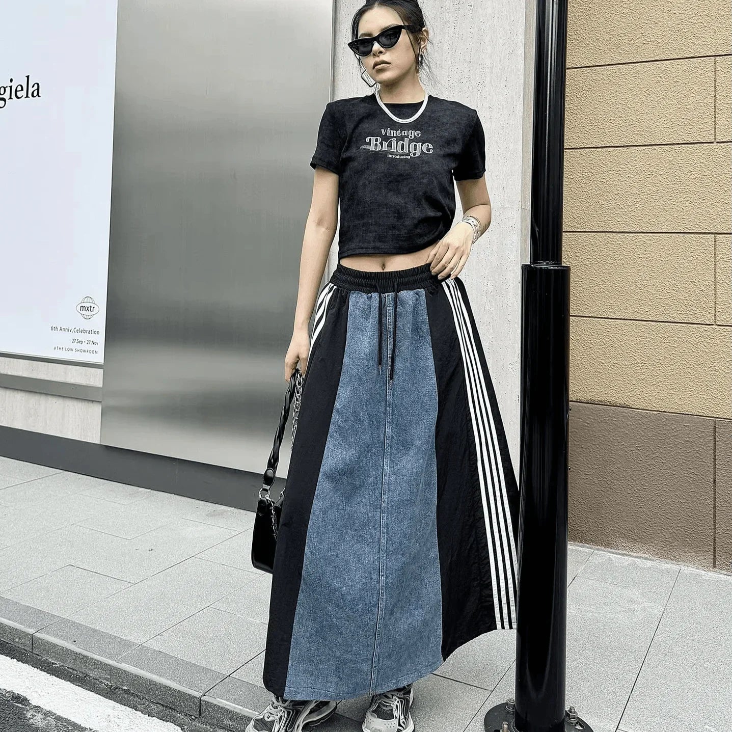 חצאית ג'ינס אופנתית בגימור אוברסחחז מהפנט ללוק של אישה עם נוכחות נפלאה