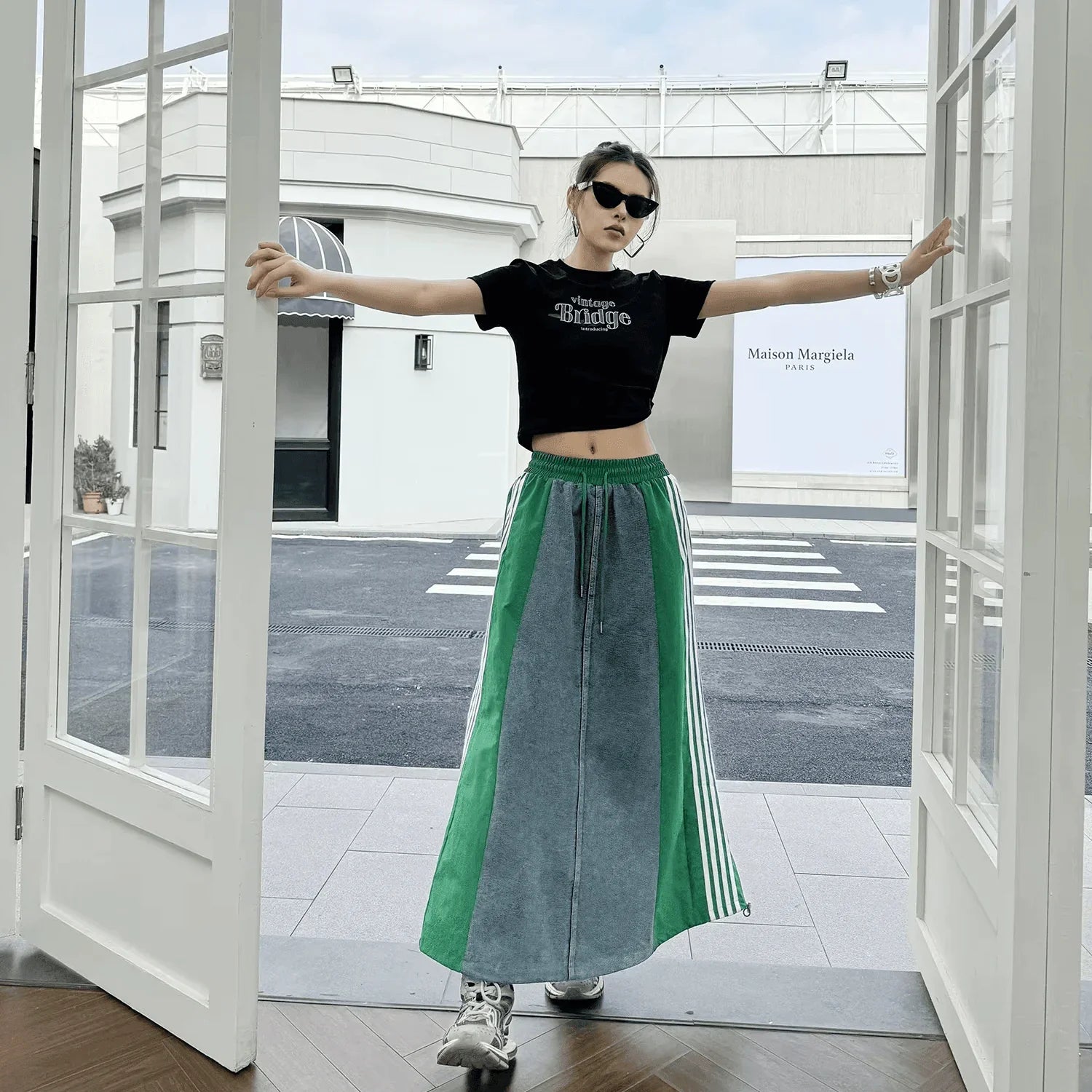 חצאית ג'ינס אופנתית בגימור אוברסחחז מהפנט ללוק של אישה עם נוכחות נפלאה