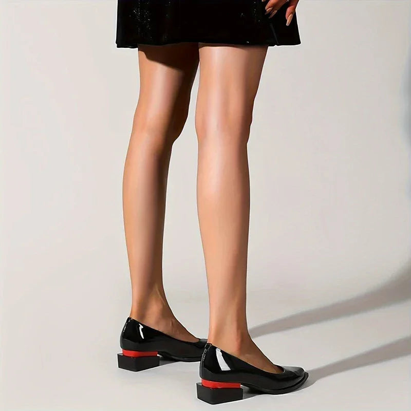 מוקסים רטרו ממילאנו בגימור נשי מרובע ובנגיעות אדומות ללוק נשי ולהופעה מעצימה