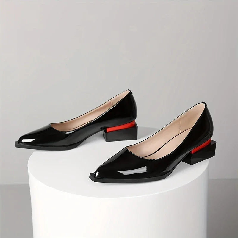 מוקסים רטרו ממילאנו בגימור נשי מרובע ובנגיעות אדומות ללוק נשי ולהופעה מעצימה