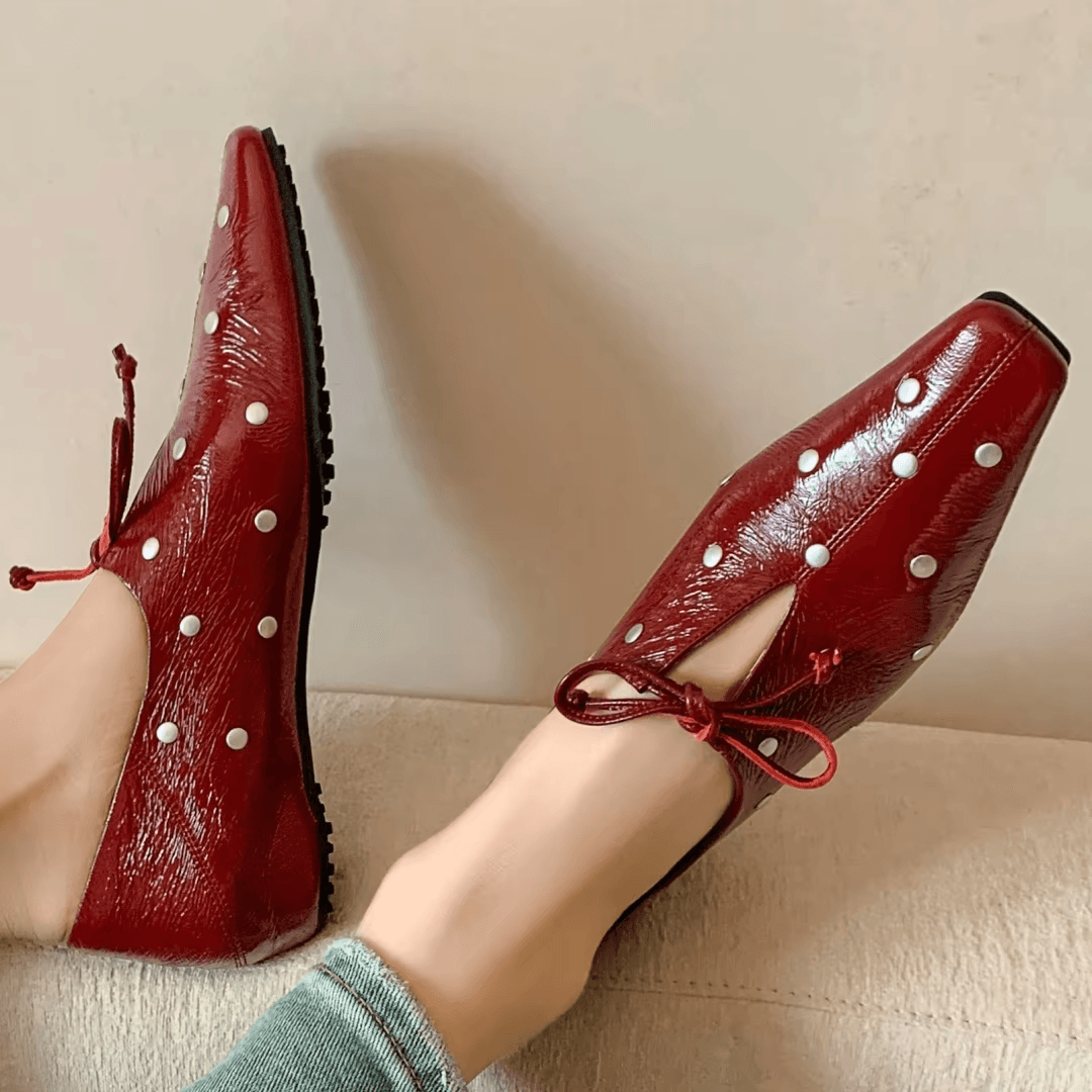 מוקסין מעצב עם חרוזי פנינה מושקעות ללוק של אישה שמבינה בסטייל אופנתי