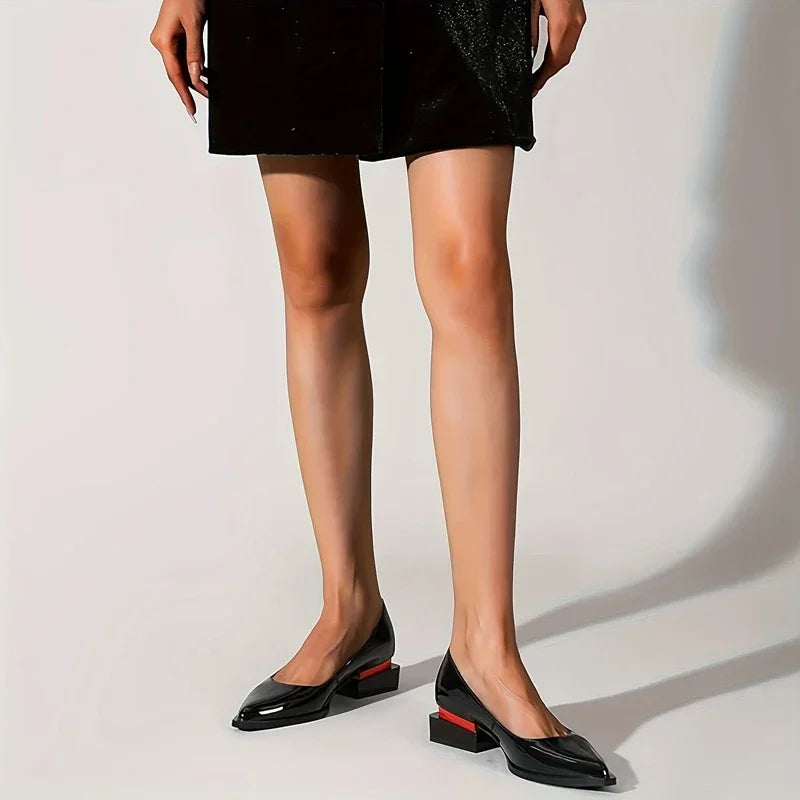 מוקסים רטרו ממילאנו בגימור נשי מרובע ובנגיעות אדומות ללוק נשי ולהופעה מעצימה