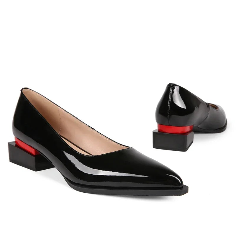 מוקסים רטרו ממילאנו בגימור נשי מרובע ובנגיעות אדומות ללוק נשי ולהופעה מעצימה