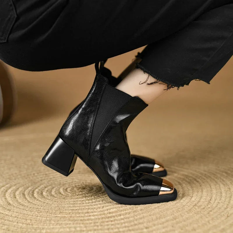 מגפון עור יוקרתי מאיטליה של מעצב ידוע בגימור מוזהב בקצב ללוק נשי מהפנט