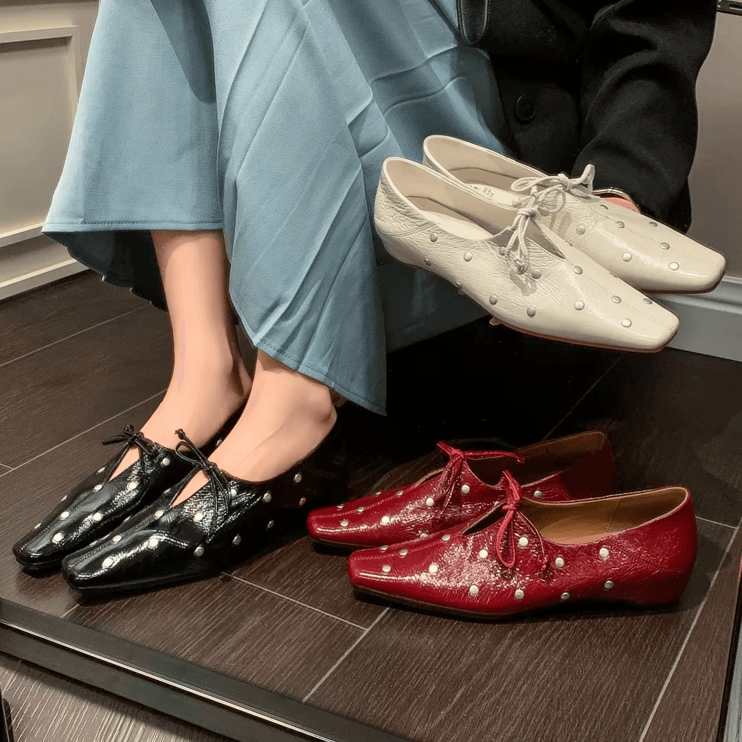 מוקסין מעצב עם חרוזי פנינה מושקעות ללוק של אישה שמבינה בסטייל אופנתי