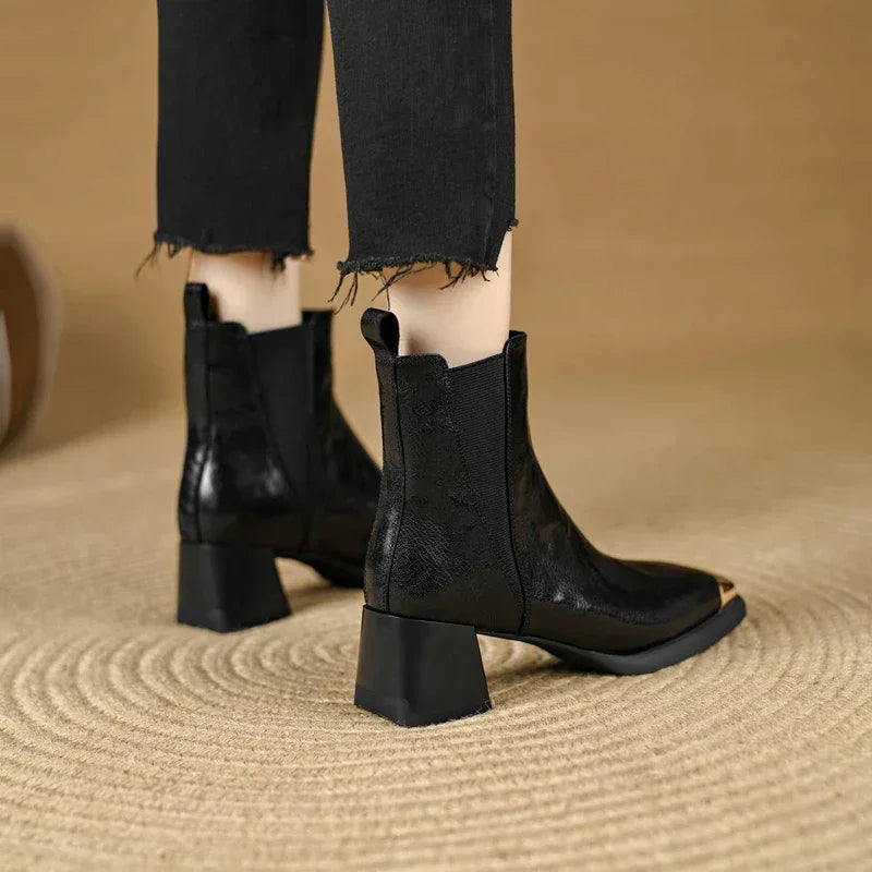 מגפון עור יוקרתי מאיטליה של מעצב ידוע בגימור מוזהב בקצב ללוק נשי מהפנט