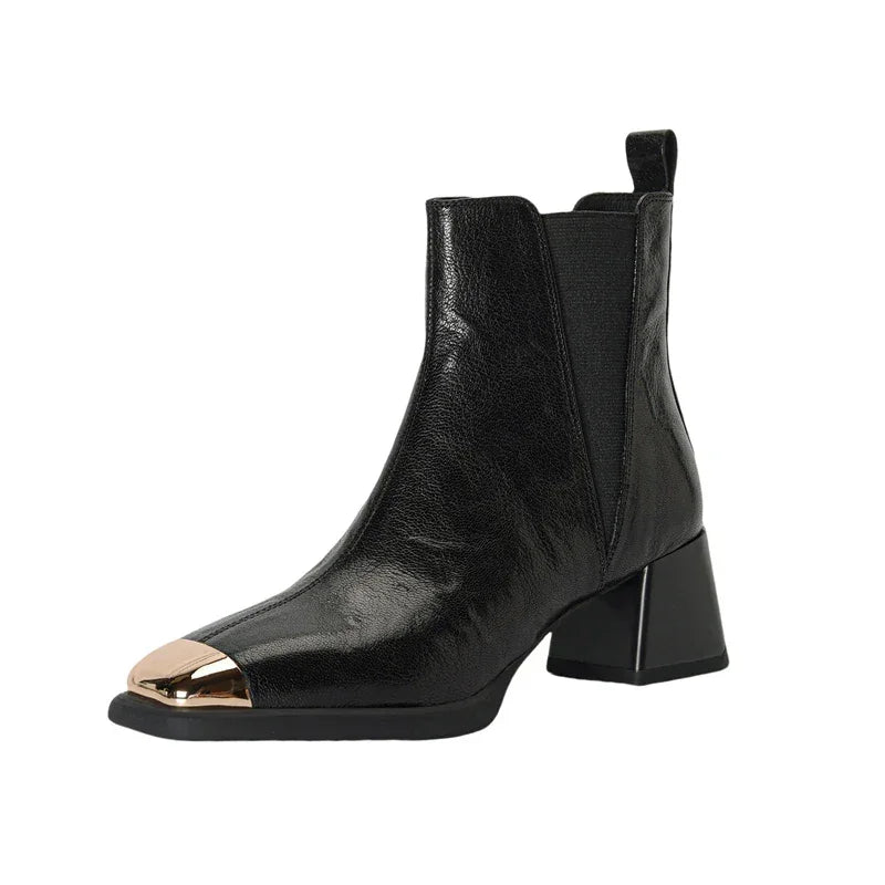 מגפון עור יוקרתי מאיטליה של מעצב ידוע בגימור מוזהב בקצב ללוק נשי מהפנט