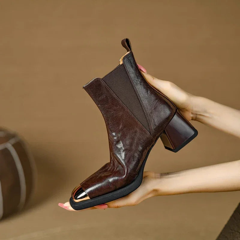 מגפון עור יוקרתי מאיטליה של מעצב ידוע בגימור מוזהב בקצב ללוק נשי מהפנט