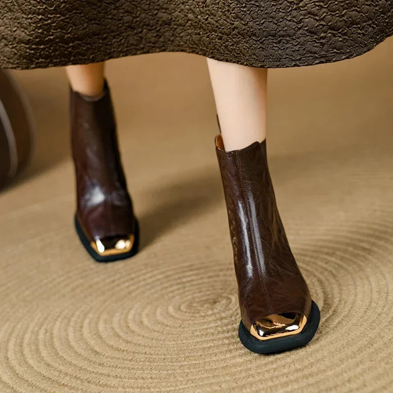 מגפון עור יוקרתי מאיטליה של מעצב ידוע בגימור מוזהב בקצב ללוק נשי מהפנט