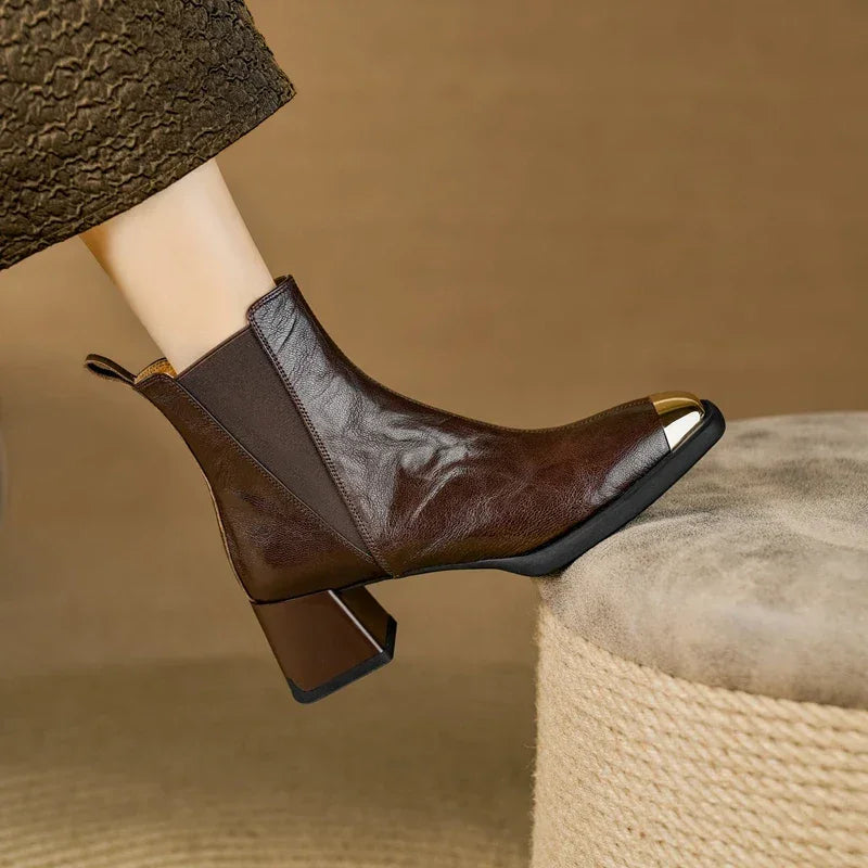 מגפון עור יוקרתי מאיטליה של מעצב ידוע בגימור מוזהב בקצב ללוק נשי מהפנט