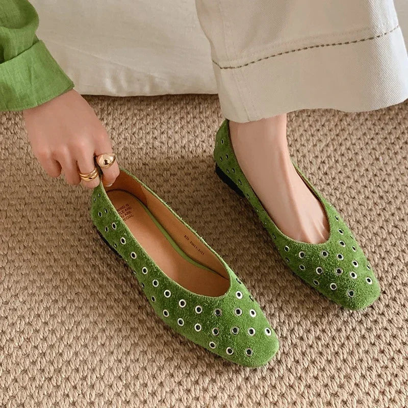 מוקסין צרפתי שטוח מעור זמש בגימור לולאות כסף להופעה של אישה אופנתית