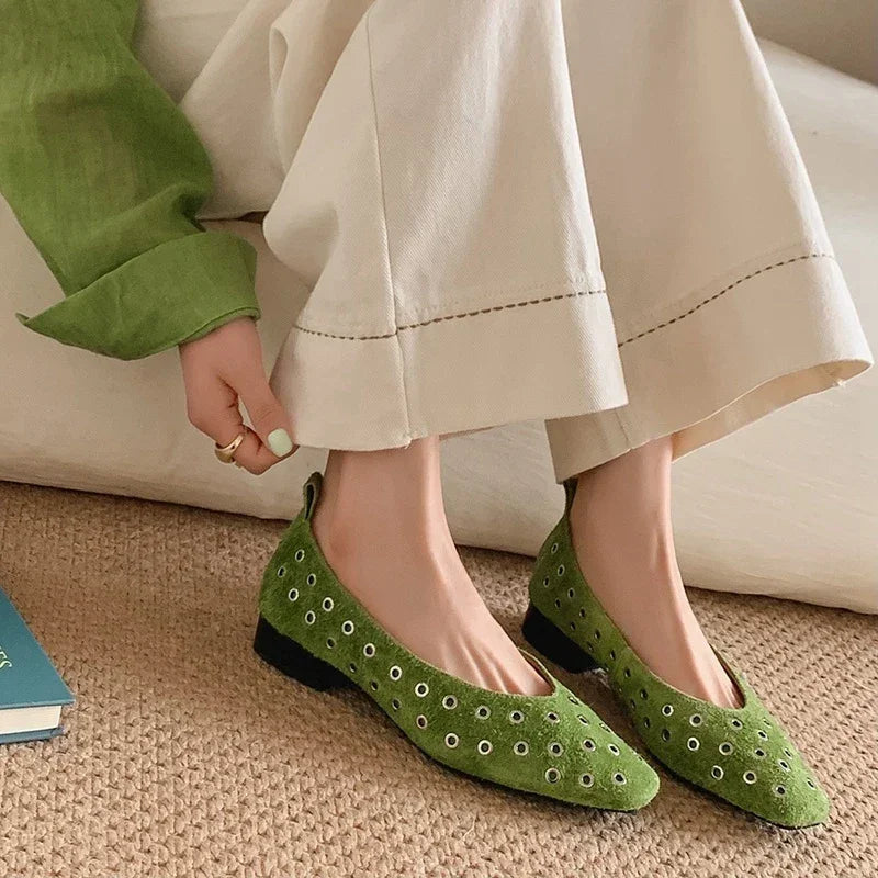 מוקסין צרפתי שטוח מעור זמש בגימור לולאות כסף להופעה של אישה אופנתית