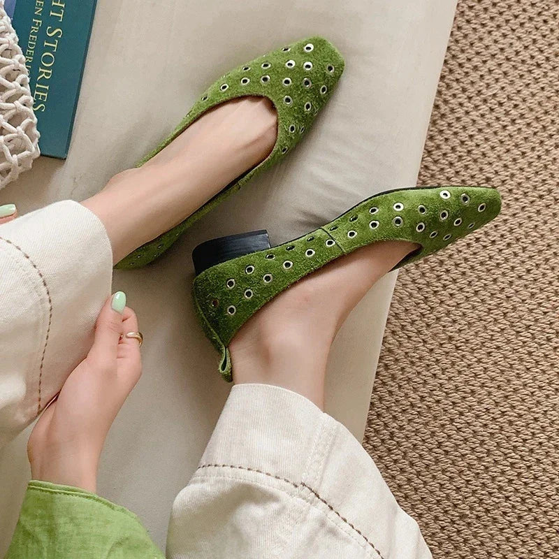 מוקסין צרפתי שטוח מעור זמש בגימור לולאות כסף להופעה של אישה אופנתית