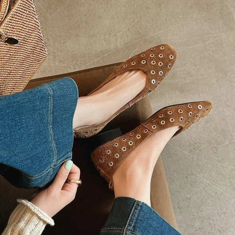 מוקסין צרפתי שטוח מעור זמש בגימור לולאות כסף להופעה של אישה אופנתית