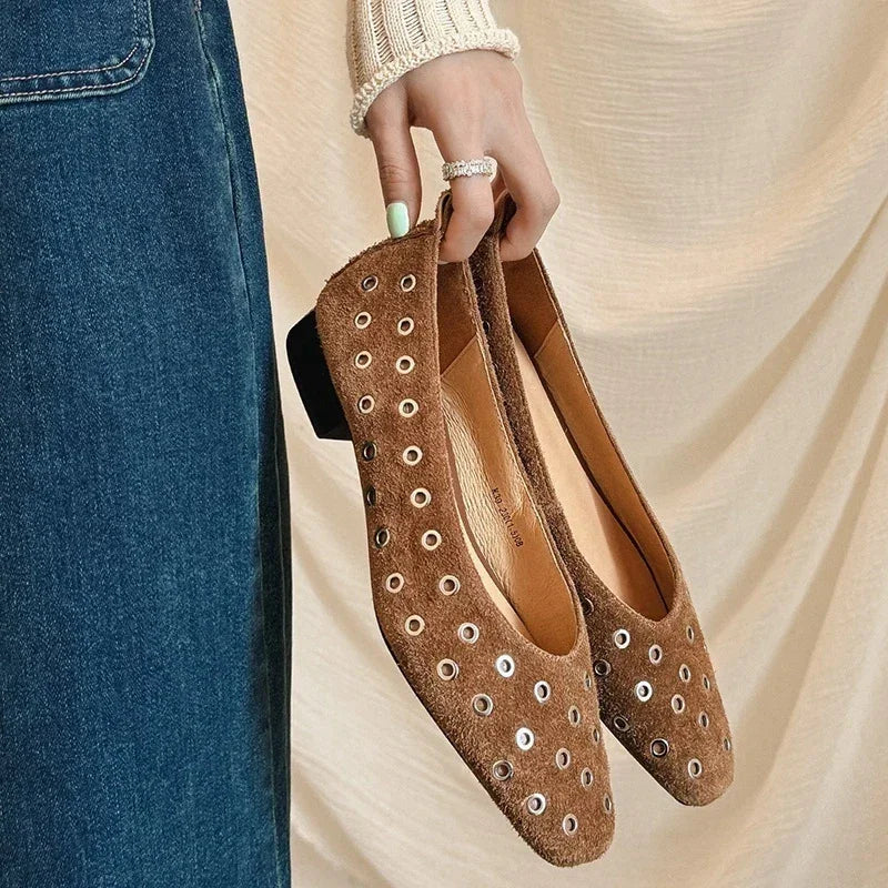 מוקסין צרפתי שטוח מעור זמש בגימור לולאות כסף להופעה של אישה אופנתית