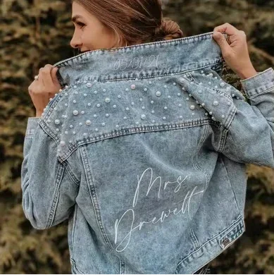 ג'קט ג'ינס מדליק בריקמת כיתוב בהזמנה אישית ללוק פרטי אקסלוסיבי