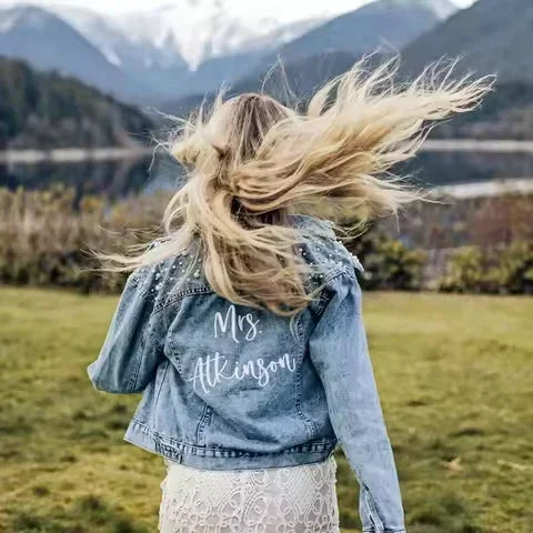 ג'קט ג'ינס מדליק בריקמת כיתוב בהזמנה אישית ללוק פרטי אקסלוסיבי