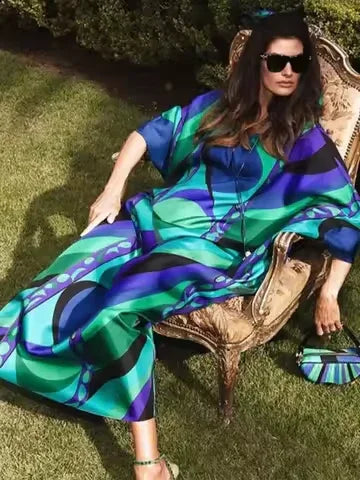 שמלת סטאן מקסי בגווני כחול ירוק ללוק אופנתי מרהיב להופעה נשית מקסימה