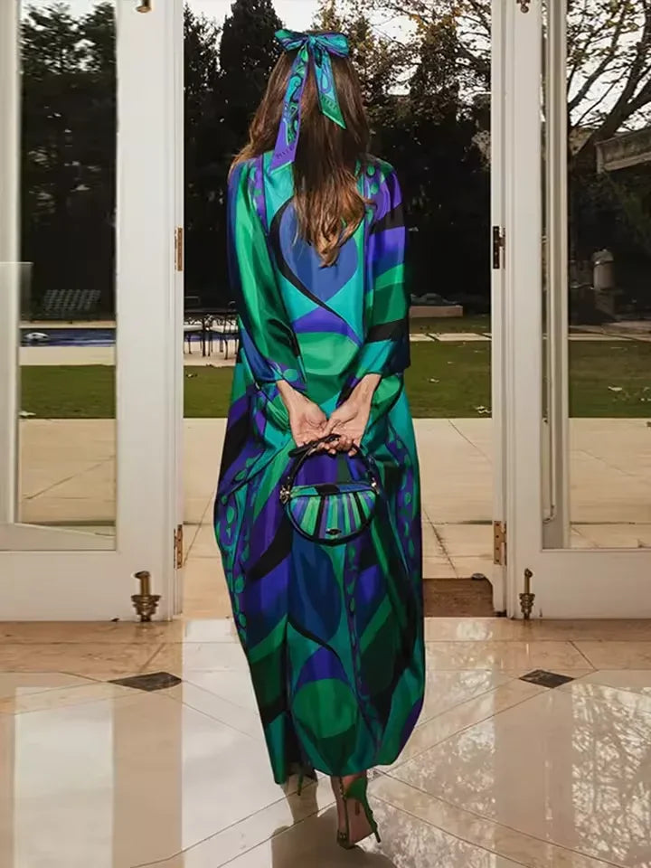 שמלת סטאן מקסי בגווני כחול ירוק ללוק אופנתי מרהיב להופעה נשית מקסימה