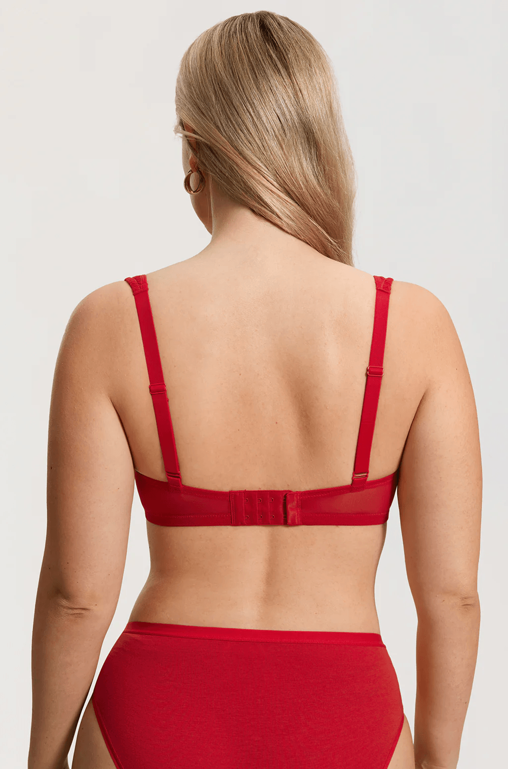 חזיית עצם בגימור שמחטב ומרים את החזה להופעה שחוגגת את האהבה כל השנה