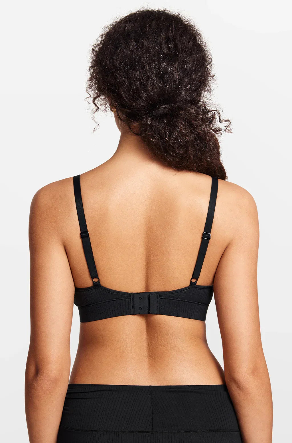 חזיית טופ ללא עצם בסגנון חופשי ומשוחרר ללוק לא מתאמץ ולנוחות אופטימלית