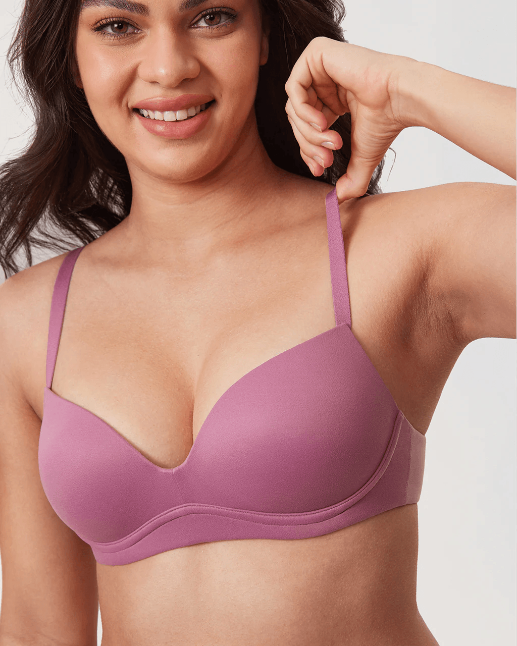 חזיית פוש אפ עדינה ללא עצם בתמיכה נבונה לחזה להופעה נשית מבליטה