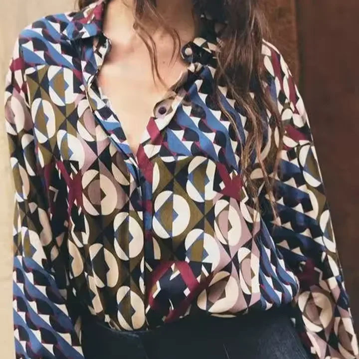 מכופתרת מעבר בגימור צבעוני מרתק להוםעה של אישה שרוצה לשדר עוצמה