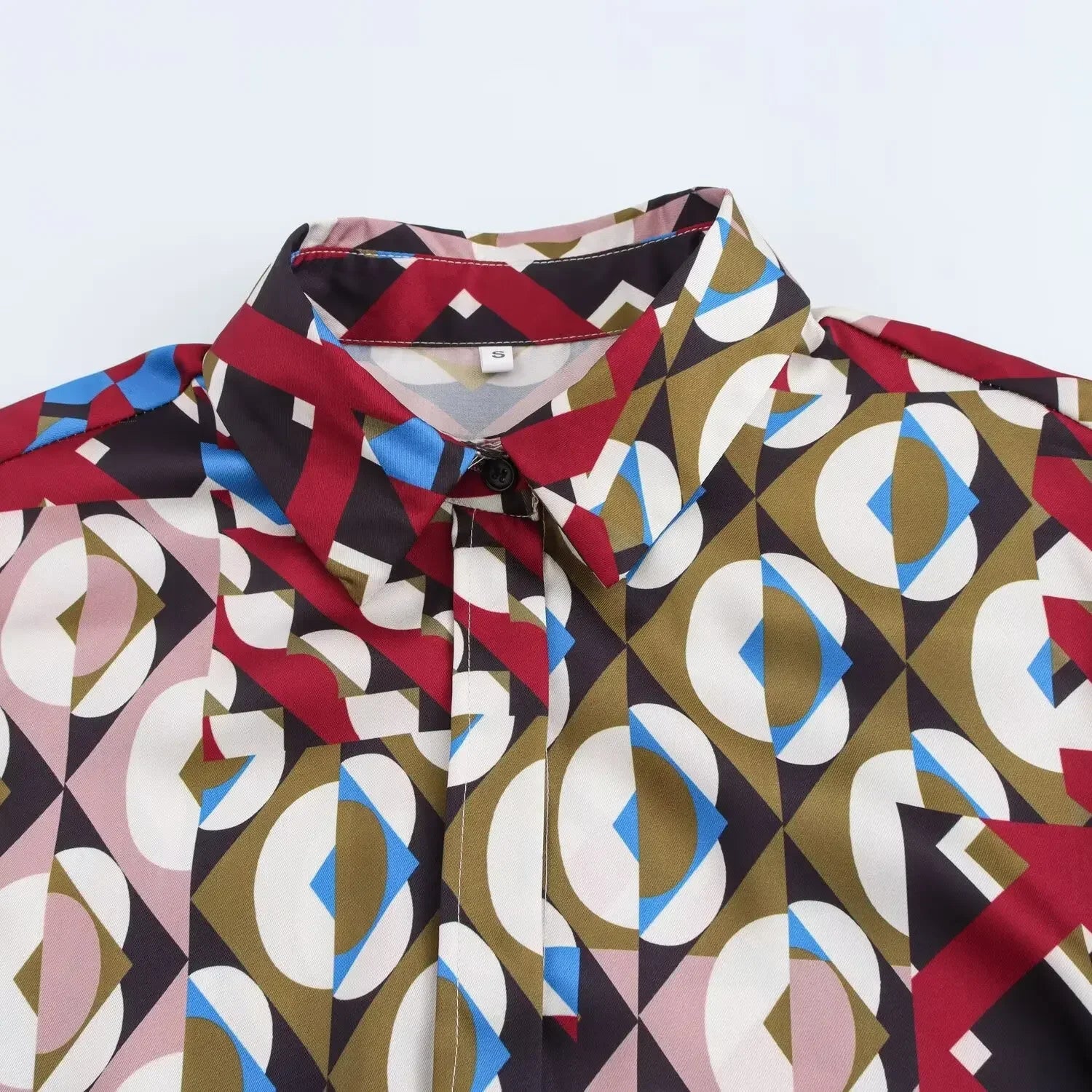 מכופתרת מעבר בגימור צבעוני מרתק להוםעה של אישה שרוצה לשדר עוצמה