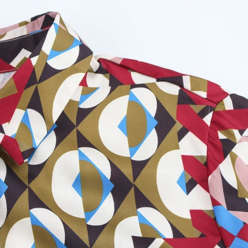 מכופתרת מעבר בגימור צבעוני מרתק להוםעה של אישה שרוצה לשדר עוצמה