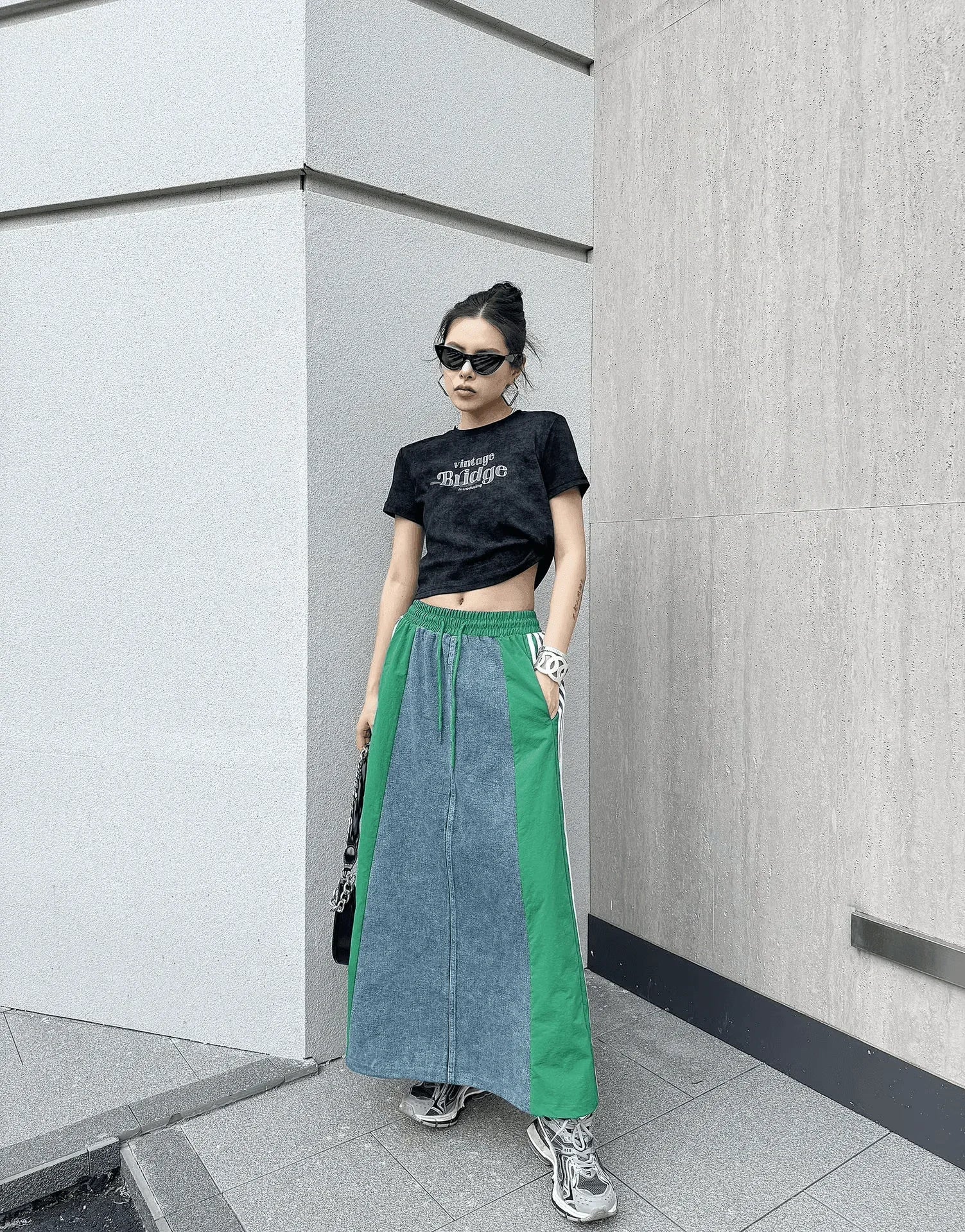 חצאית ג'ינס אופנתית בגימור אוברסחחז מהפנט ללוק של אישה עם נוכחות נפלאה