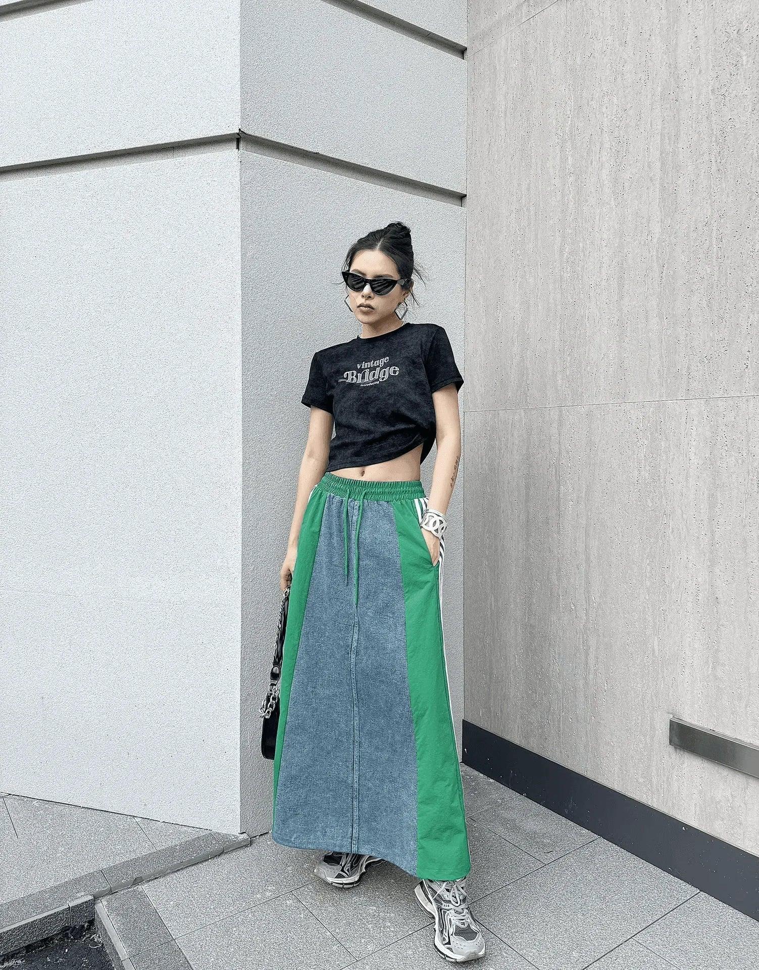 חצאית ג'ינס אופנתית בגימור אוברסחחז מהפנט ללוק של אישה עם נוכחות נפלאה