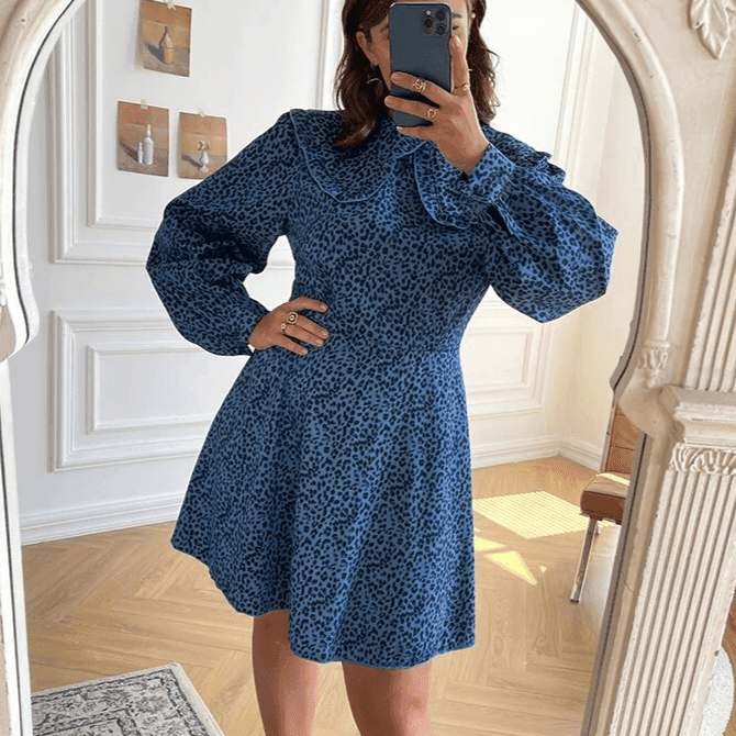 שמלה בסגנון ג'ינס מנומר בגימור צווארון טרנדי בסטייל שנות ה-90 ללוק מהמם - לה איסלה