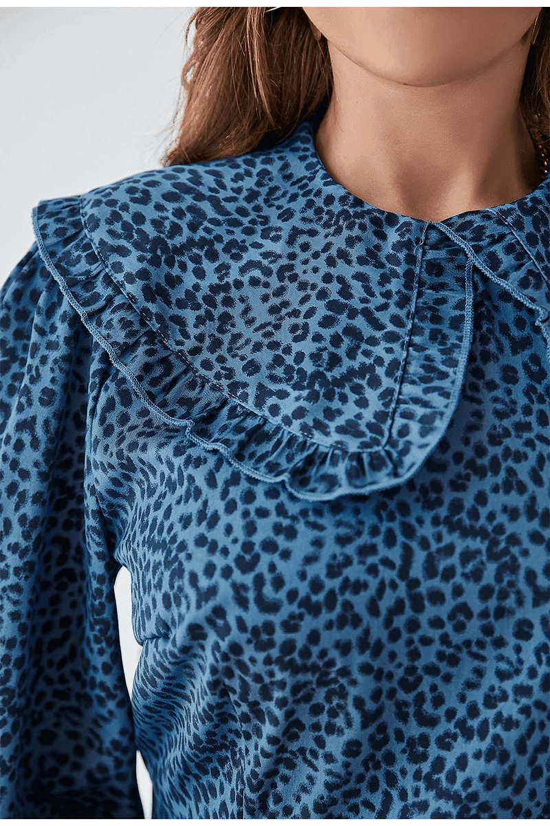 שמלה בסגנון ג'ינס מנומר בגימור צווארון טרנדי בסטייל שנות ה-90 ללוק מהמם - לה איסלה