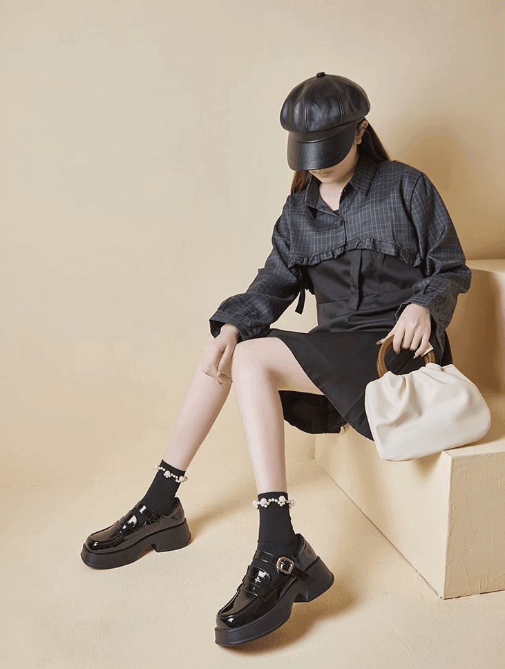 פלטפורמת רטרו בסגנון שנות ה-90 ללוק נשי של פעם ללוק של לוליטה יפה ולהופעה מושלמת - לה איסלה