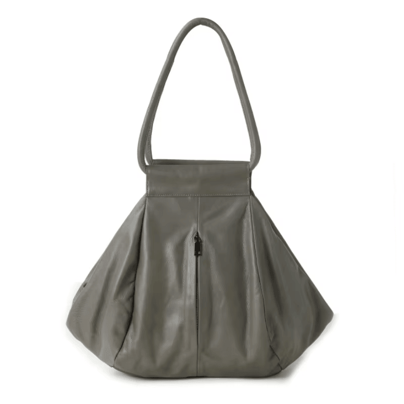 תיק עור בעיצוב חדשני להופעה מגוונת ומדליקה ללוק של אישה אופנתית חזקה