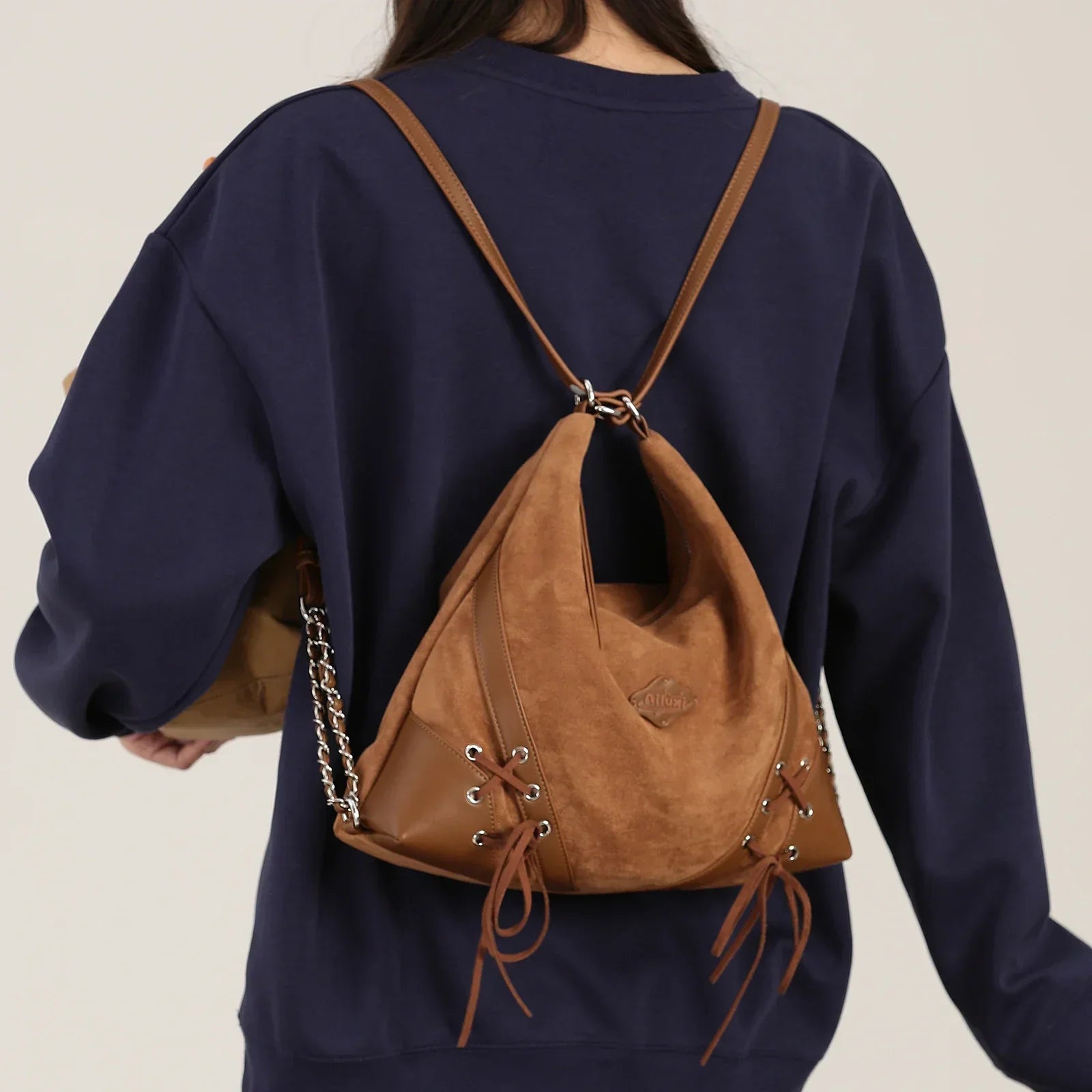 תיק עור מקורי בגימור שניתן לנשיאה בשני דרכים אופנתיות להופעה נשית מלהיבה