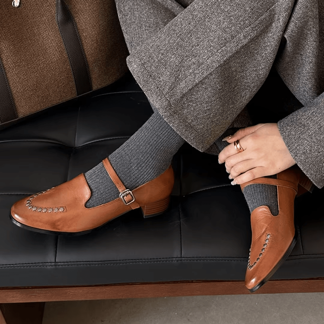 מוקסין נשים ממילאנו בגימור ניטים מקדימה ללוק חורפי אביבי להופעה מהפנטת