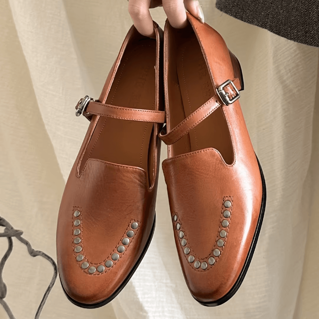 מוקסין נשים ממילאנו בגימור ניטים מקדימה ללוק חורפי אביבי להופעה מהפנטת