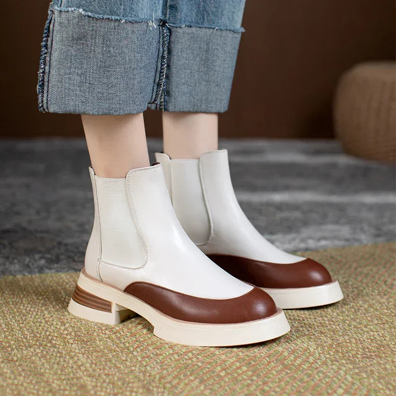 מגפון עור איטלקי בגימור אופנתי מהפנט להופעה נשית מרתקת