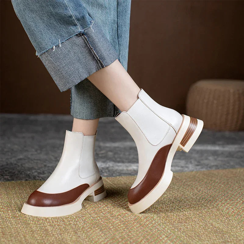 מגפון עור איטלקי בגימור אופנתי מהפנט להופעה נשית מרתקת