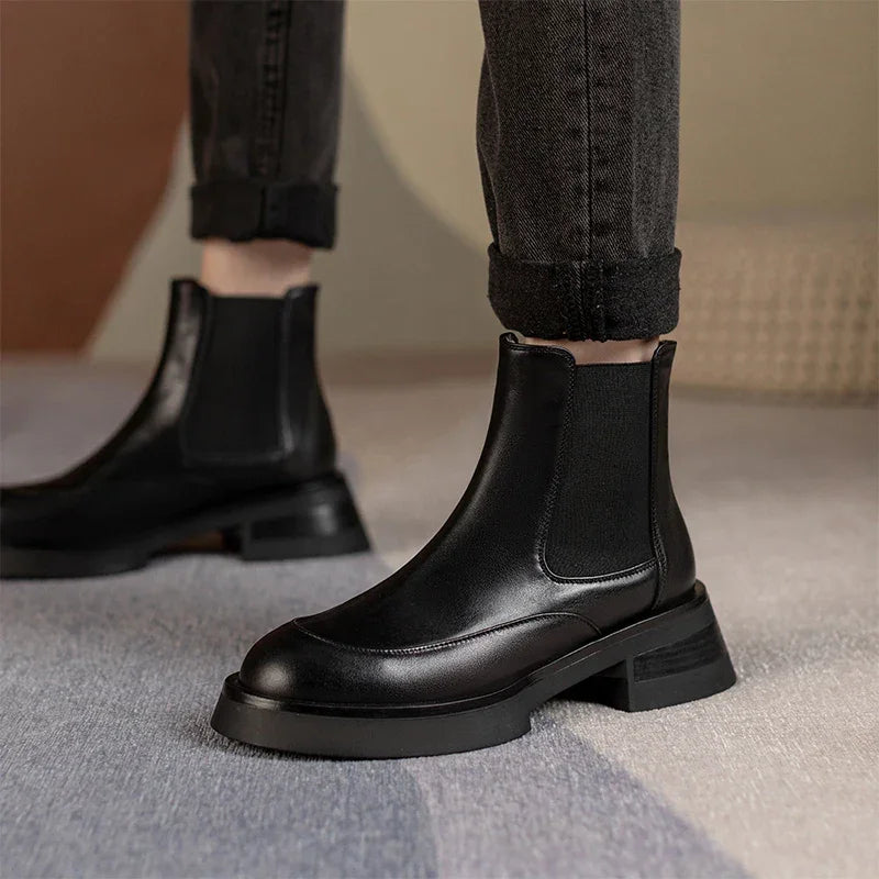 מגפון עור איטלקי בגימור אופנתי מהפנט להופעה נשית מרתקת