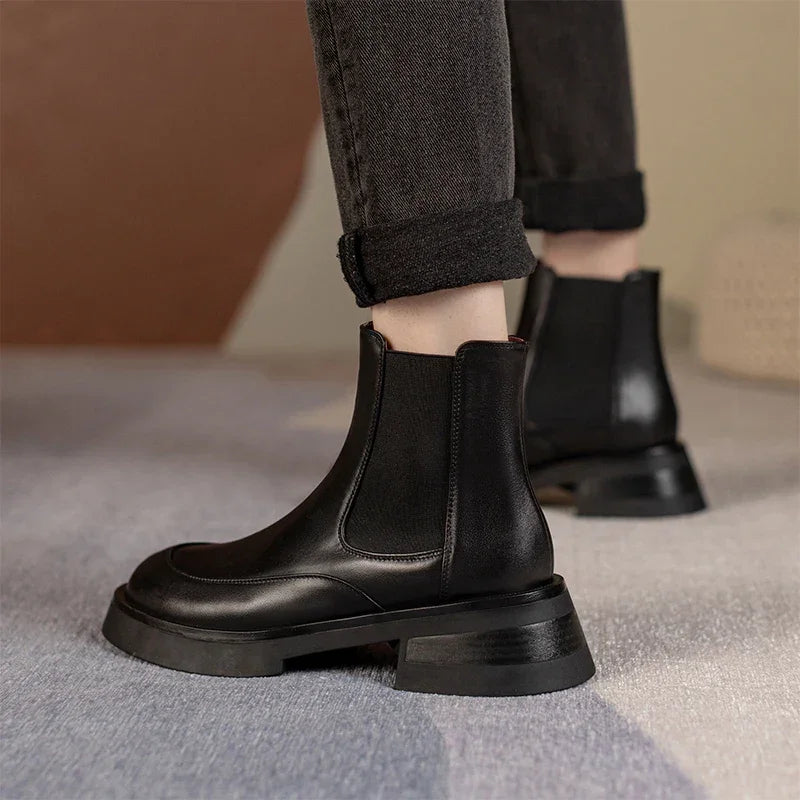 מגפון עור איטלקי בגימור אופנתי מהפנט להופעה נשית מרתקת