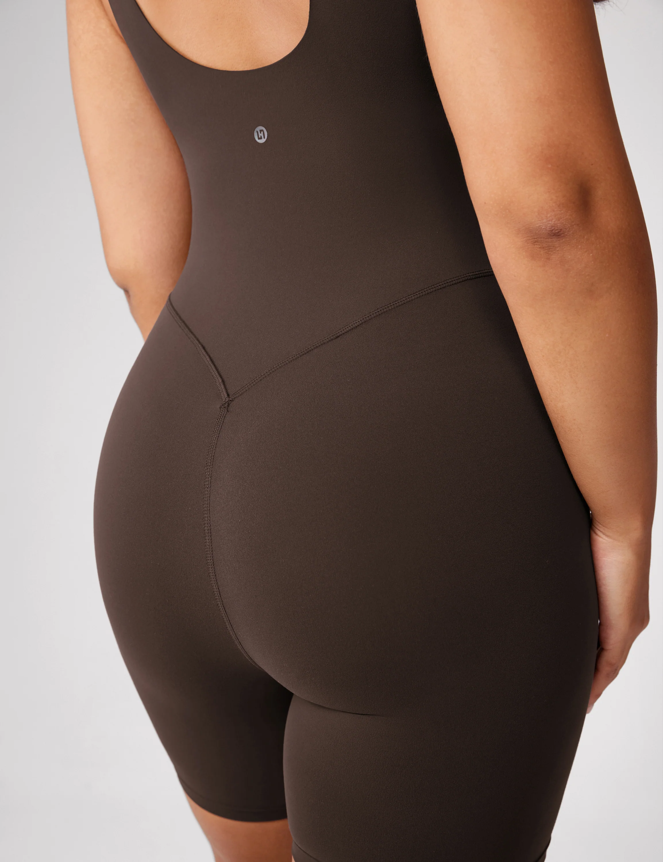 אוברול מחטב בגימור נושם שעוטף את הגוף לפעילות ספורטיבית וגם ליום יום